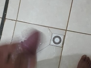 Masturbando bem gostoso no banho
