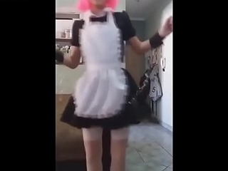 Chico bailando con vestido de maid
